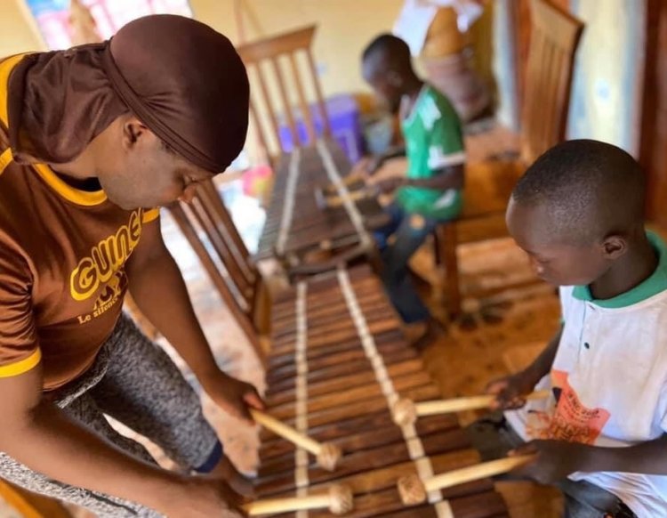 Monde : comment N’faly Kouyaté vend la culture africaine en Occident
