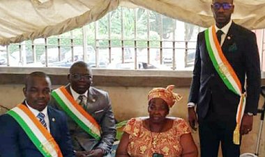 Côte d’Ivoire : un député célèbre sa mère, « vendeuse de banane braisée » au Plateau