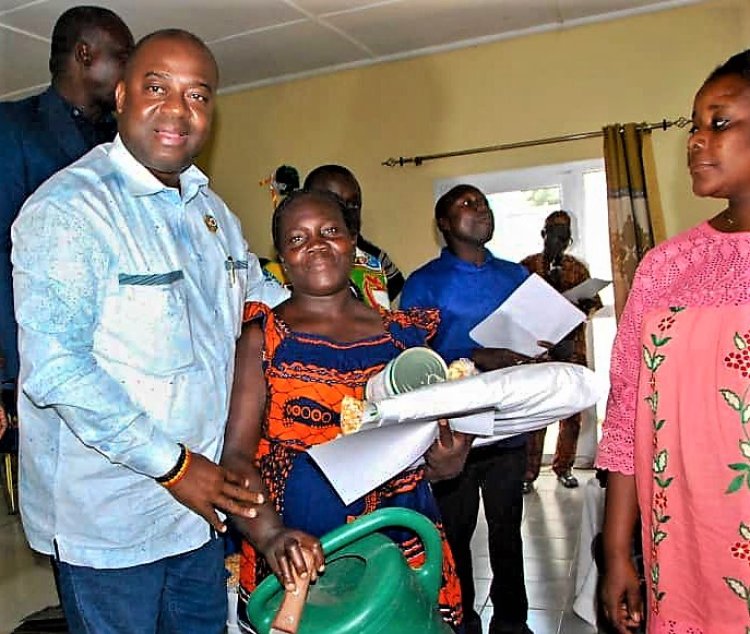 Côte d’Ivoire (Iffou-Agriculture) : le député Olivier Akoto offre des kits à 20 associations féminines   