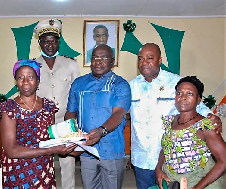 Côte d’Ivoire (Iffou-Agriculture) : le député Olivier Akoto offre des kits à 20 associations féminines   