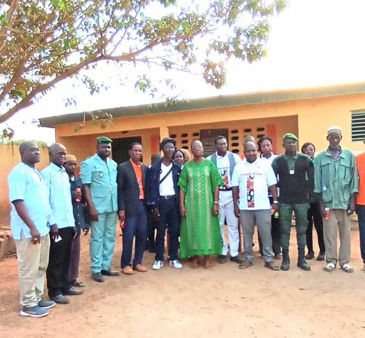 Côte d’Ivoire (Divo) / Zio Maka (écrivaine) offre un jardin botanique au Collège Sibertin-Blanc